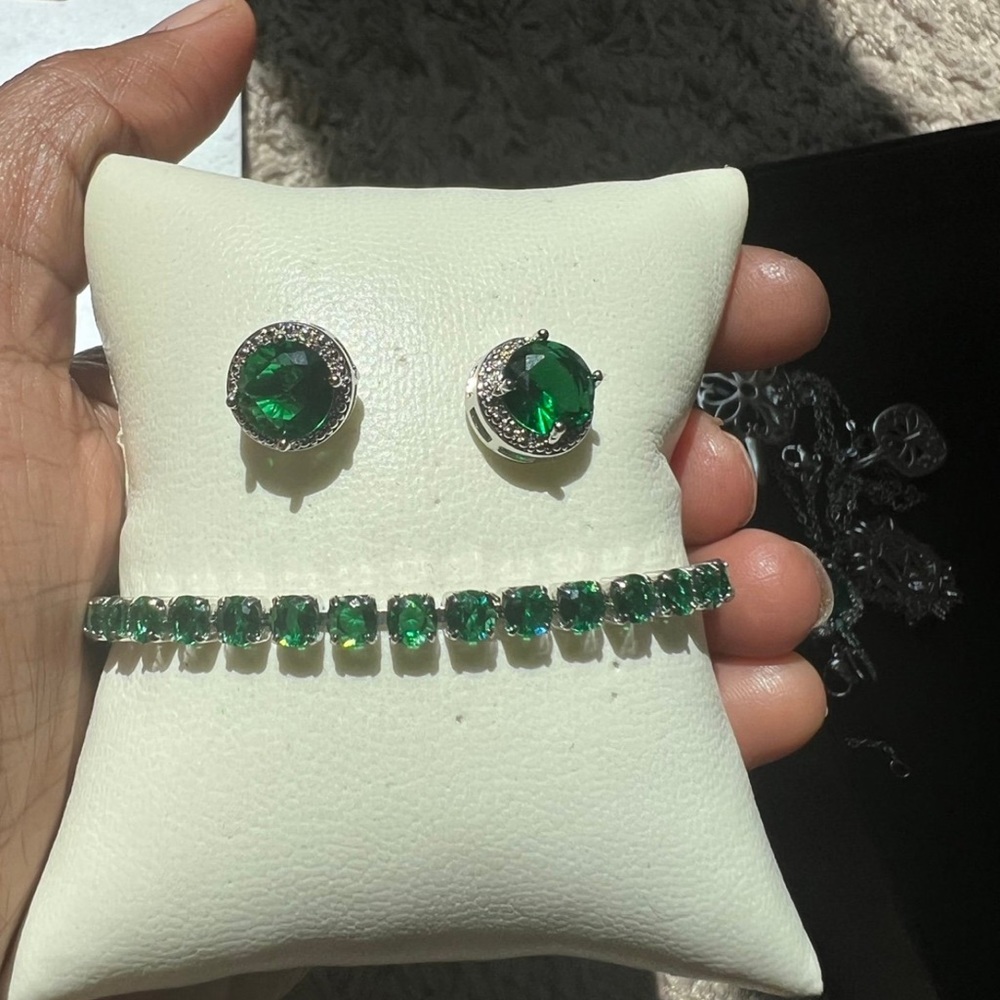 Gorgeous emerald tone swarovski bracelet and earrings TRES1